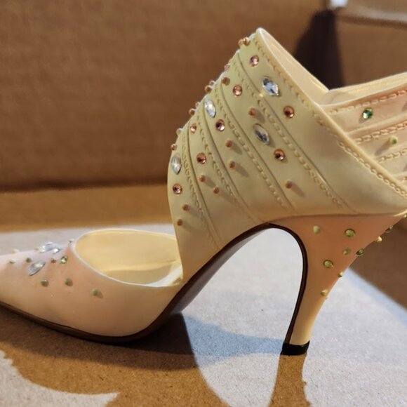 Spring Raine Just the Right Shoe - Picture 2 of 5